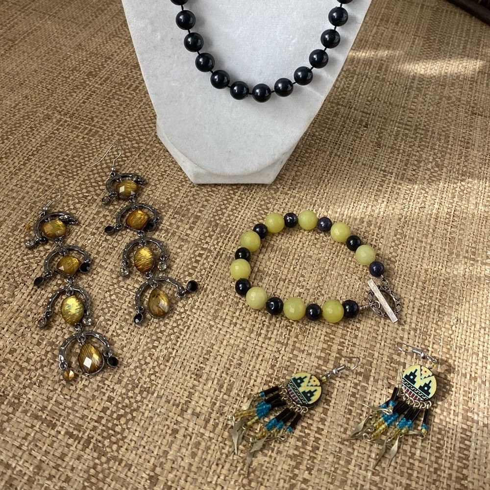Elegant Black and Yellow Beaded Jewelry Set
